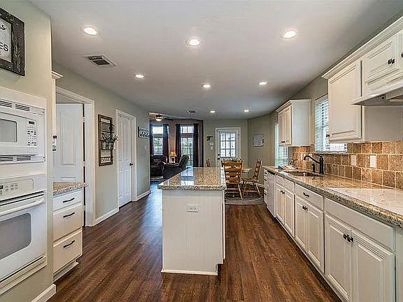 313 Winding Oak Ln S — Photo 2