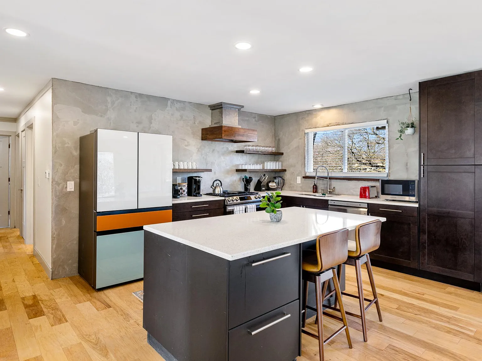 5 bed, 2300 sqft, $7,250 — Photo 1