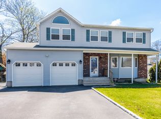 356 Blossom St #356, Holbrook, NY 11741