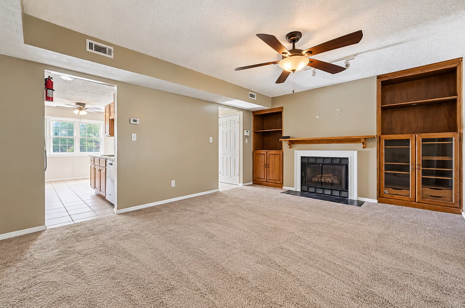 3 bed, 1.5 bath, 1307 sqft, $1,750 — Photo 2