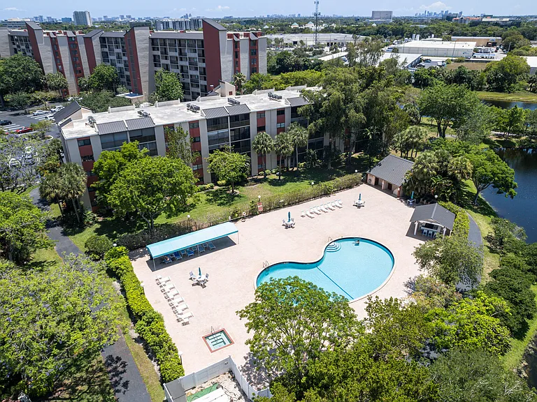 2200 S Cypress Bend Dr #101 — Photo 34