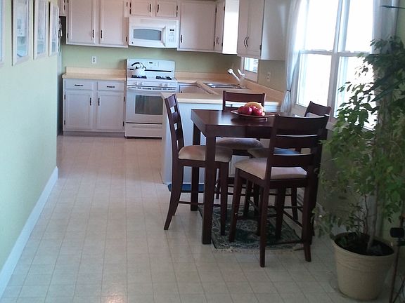 4th image of 987 Belle Plaine Ave