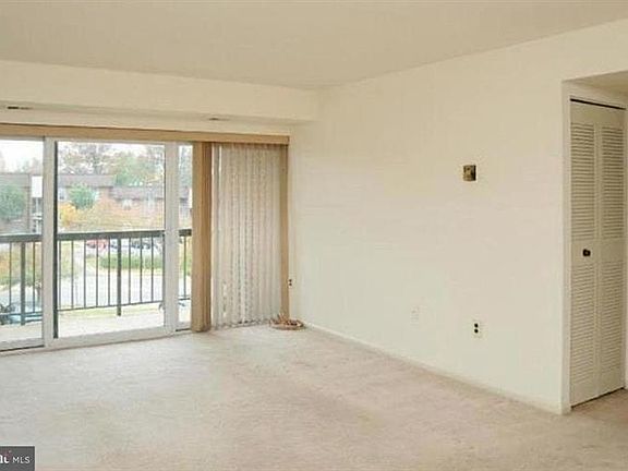 5th image of 9718 Kingsbridge Dr APT 201