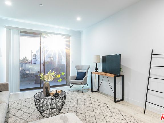 5th image of 900 Wilcox Ave #305