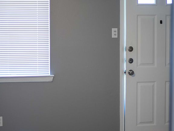 3rd image of 2608 Emerald Dr