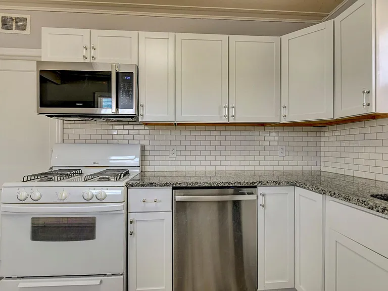 2206 Crawford St — Photo 6