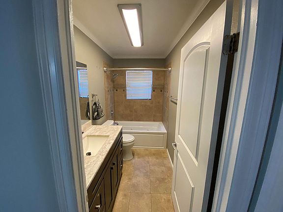 4th image of 913 W 22nd St