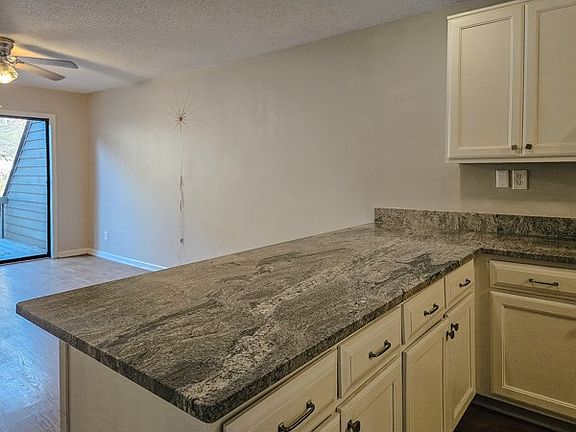 5th image of 643 Riverside Dr #1