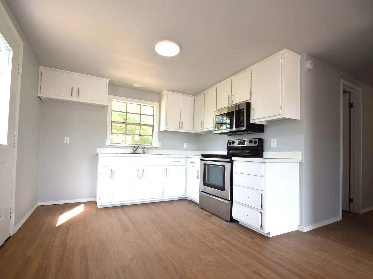 1 bed, 736 sqft, $1,000 — Photo 3