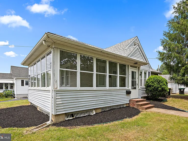 101 Curtis Ave — Photo 1