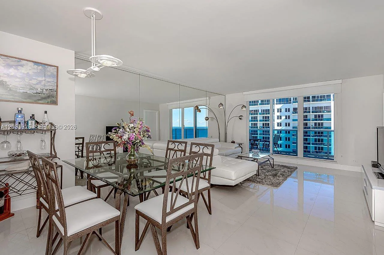 Roney Palace Condo — Photo 3