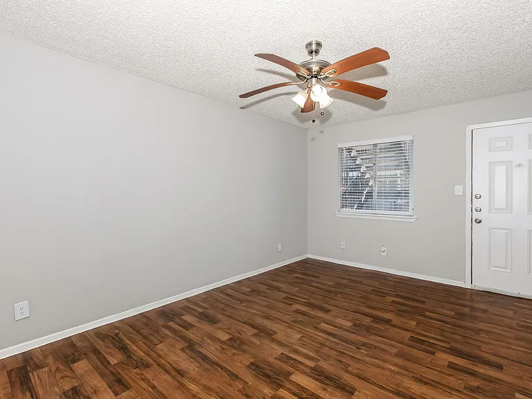 Lamar Place Apartments — Photo 46