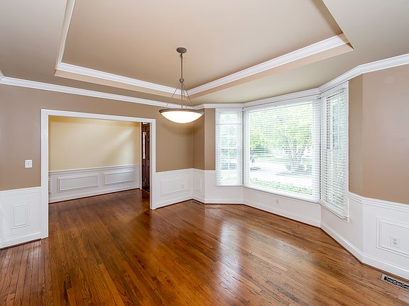4th image of 1025 Hayslope Dr
