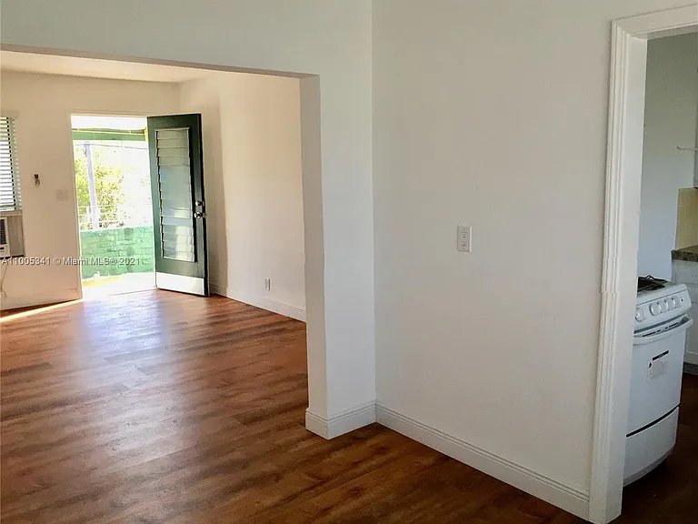 545 74th St #8 — Photo 3