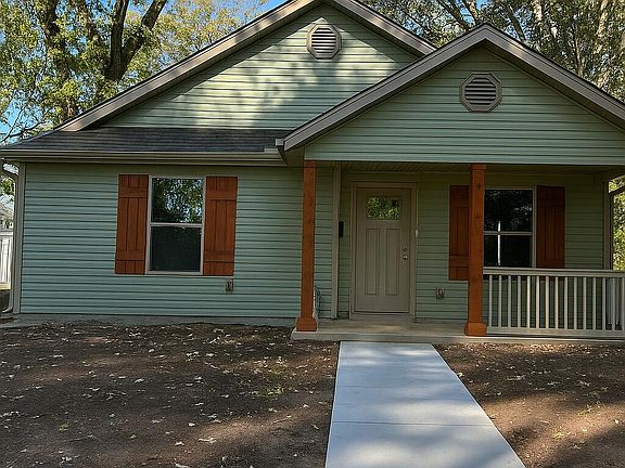 3rd image of 1110 S Moffet Avenue