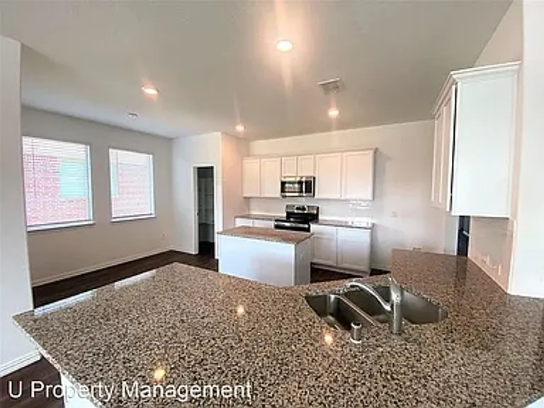 624 Fitzroy Ln — Photo 5