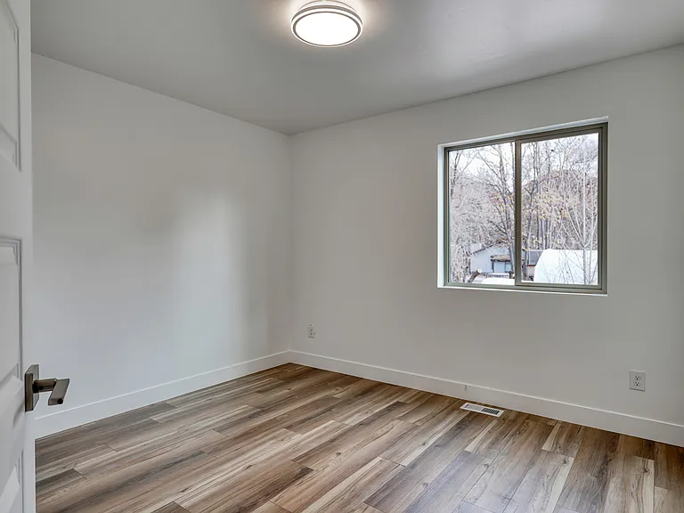 241 E 100 N #400 — Photo 27