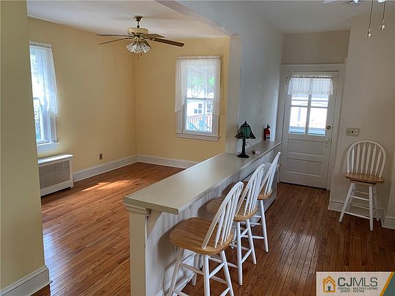 4th image of 571 Raritan Ave