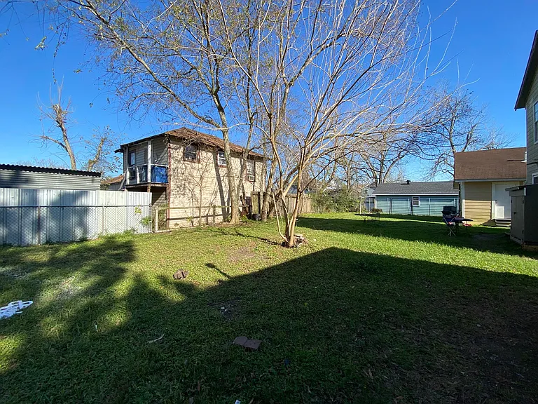 208 E Sterling St — Photo 10