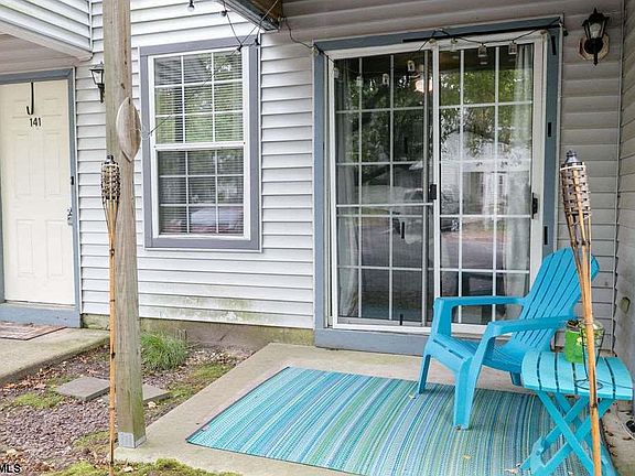 5th image of 141 Edgewater Dr #32
