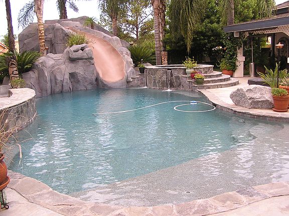 Pool with beach entry