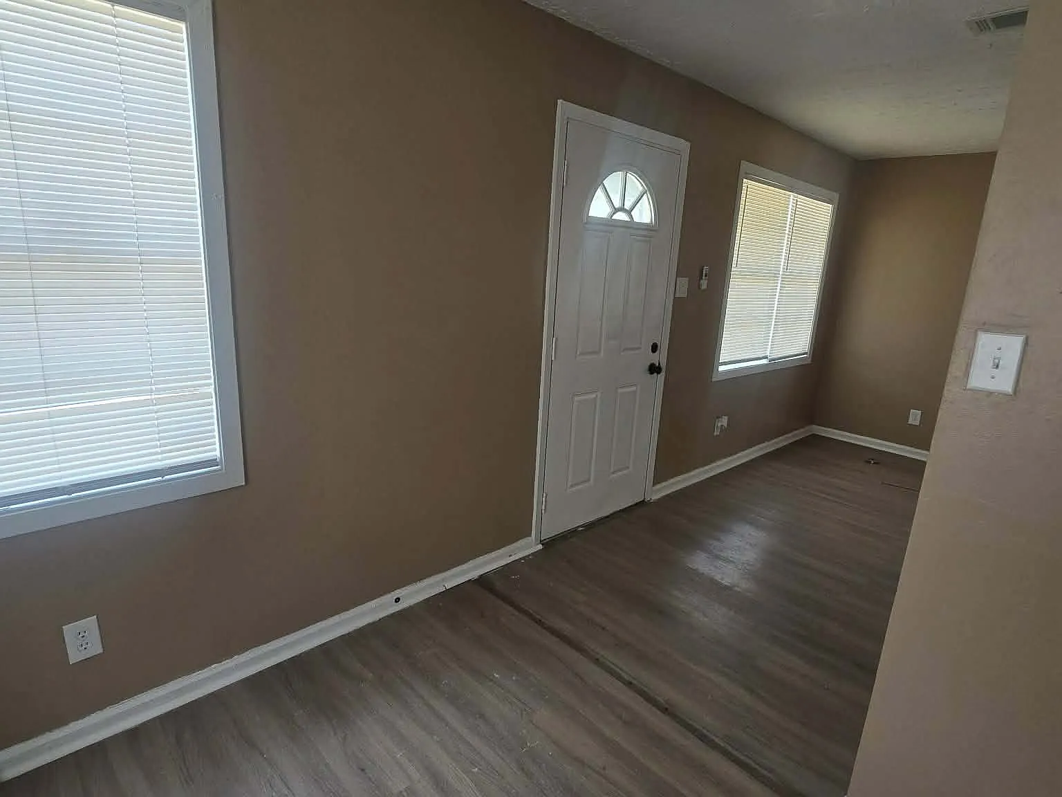 3 bed, 883 sqft, $850 — Photo 3