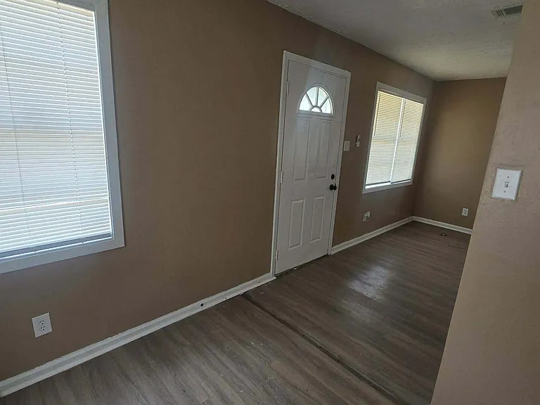 102 Lewis St — Photo 3