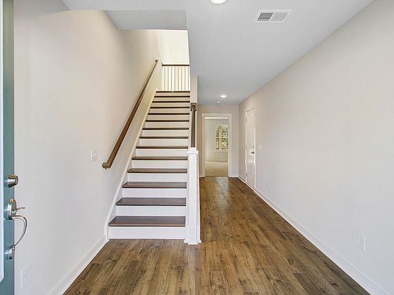 5th image of 447 Caledon Ct