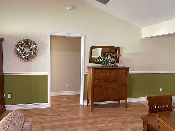 Dining area , pocket door 