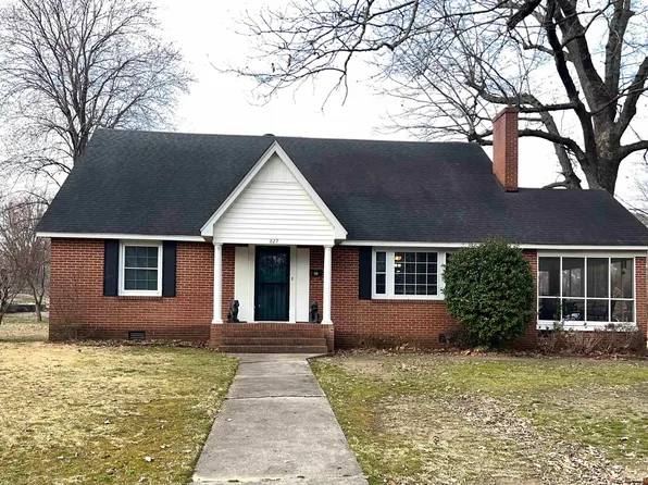 827 W Main St, Piggott, AR 72454