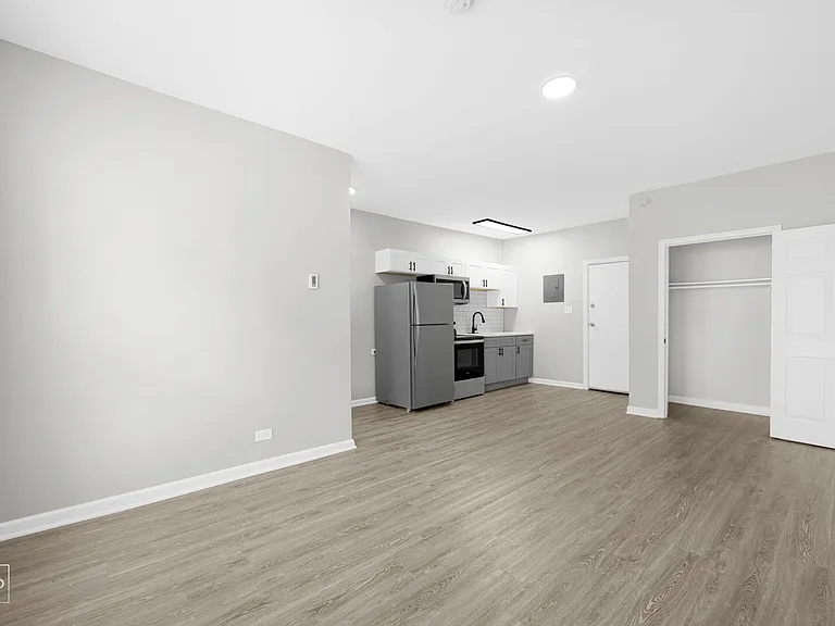 4901 S Drexel — Photo 2