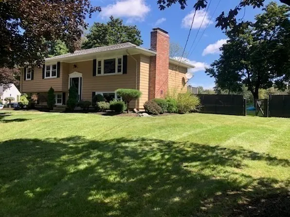 7 Breezewood Ln, Walpole, MA 02081