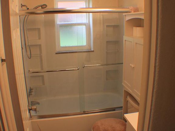 5th image of 111 N Clark St APT 1