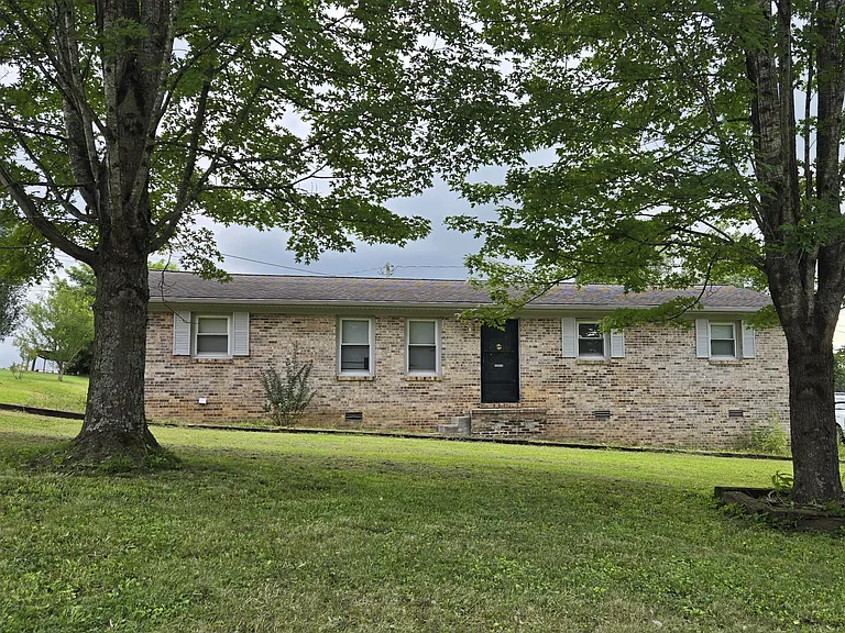 633 Meadowbrook Dr — Photo 1
