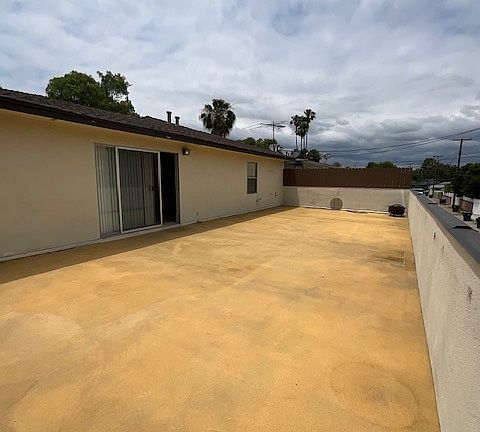 Deck off of living room full length of garages