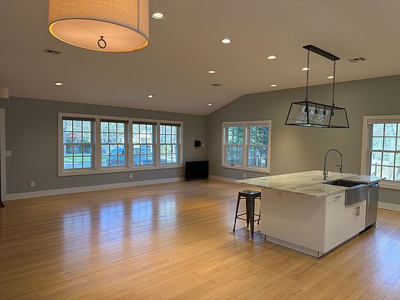 4th image of 50 Beach Ave