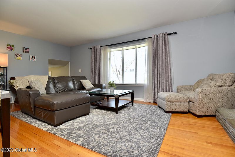 5th image of 21 Roslyn Drive