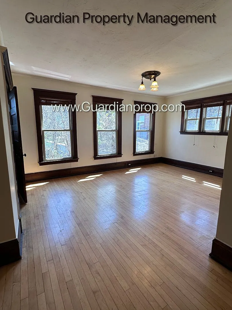 Building Photo - 1907 Lyndale Ave S #10
