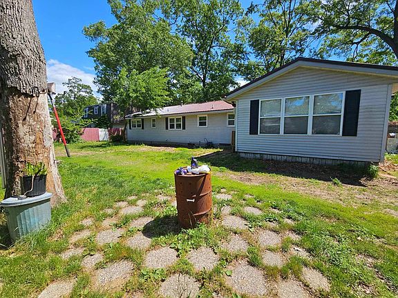 3rd image of 1304 N Robinhood Dr