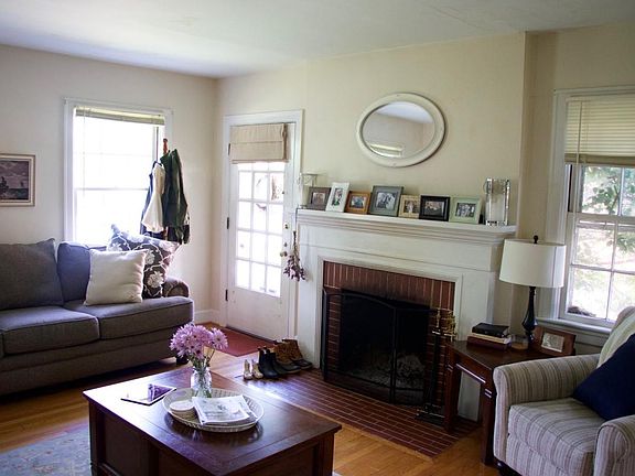 Living room w/ working fireplace