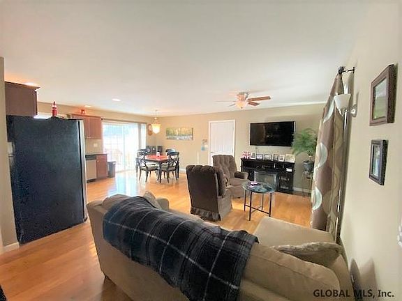 4th image of 98 Montcalm St
