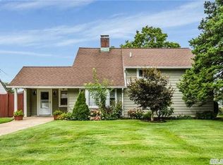 159 Choir Ln, Westbury, NY 11590