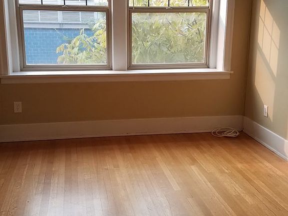 3rd image of 906 E John St #302