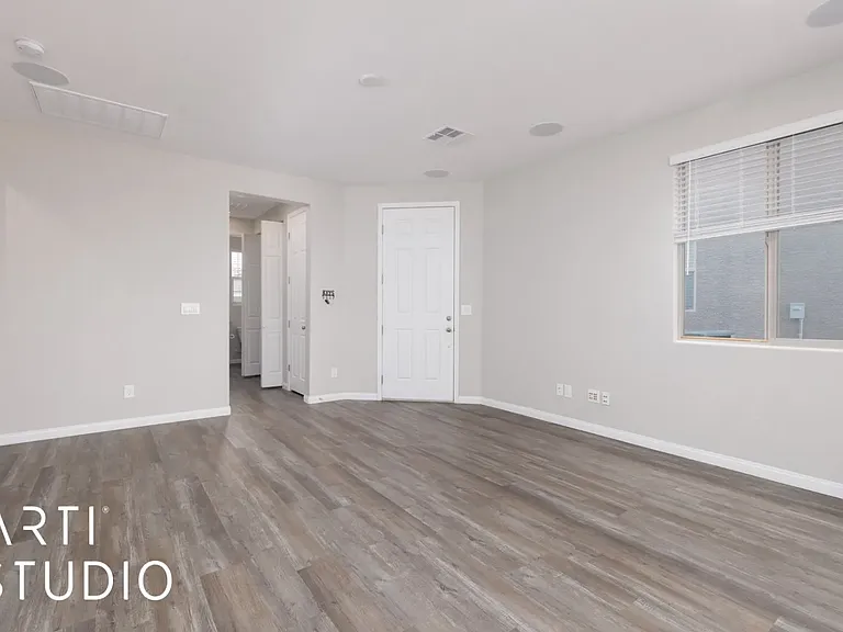 122 Parliament Point — Photo 4
