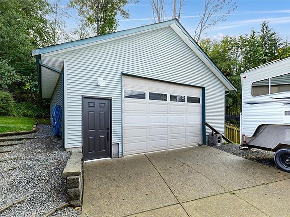 3rd image of 809 Willowcrest Rd