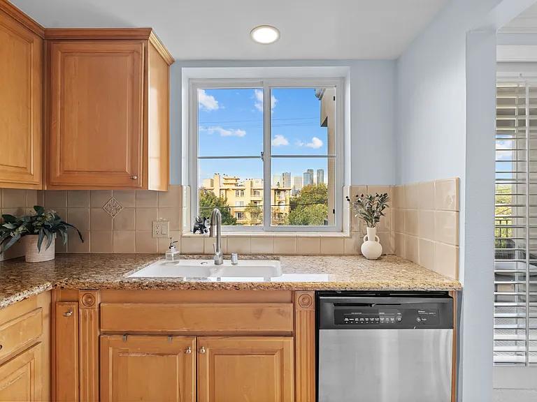 1830 Pelham Ave #301 — Photo 2