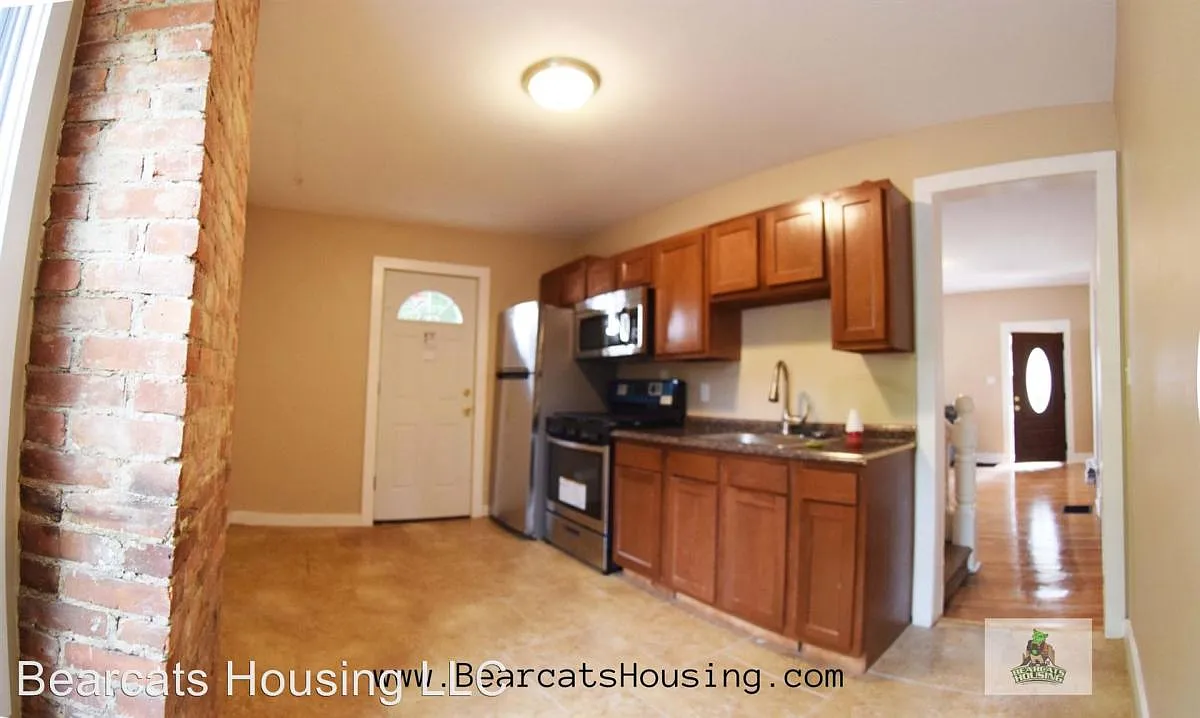 6 bed, 2600 sqft, $650 — Photo 4