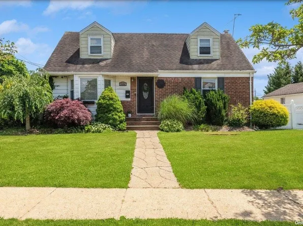 3496 Roxbury Avenue, Wantagh, NY 11793