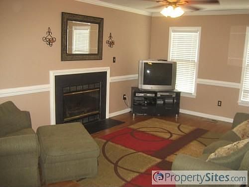 4th image of 730 Leonard Ln