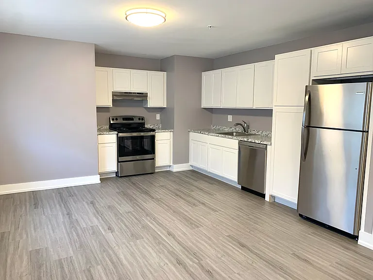 Highland House Apartments — Photo 25